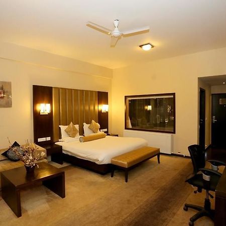 Hotel Pine Spring Wazir Bagh Srīnagar Kültér fotó