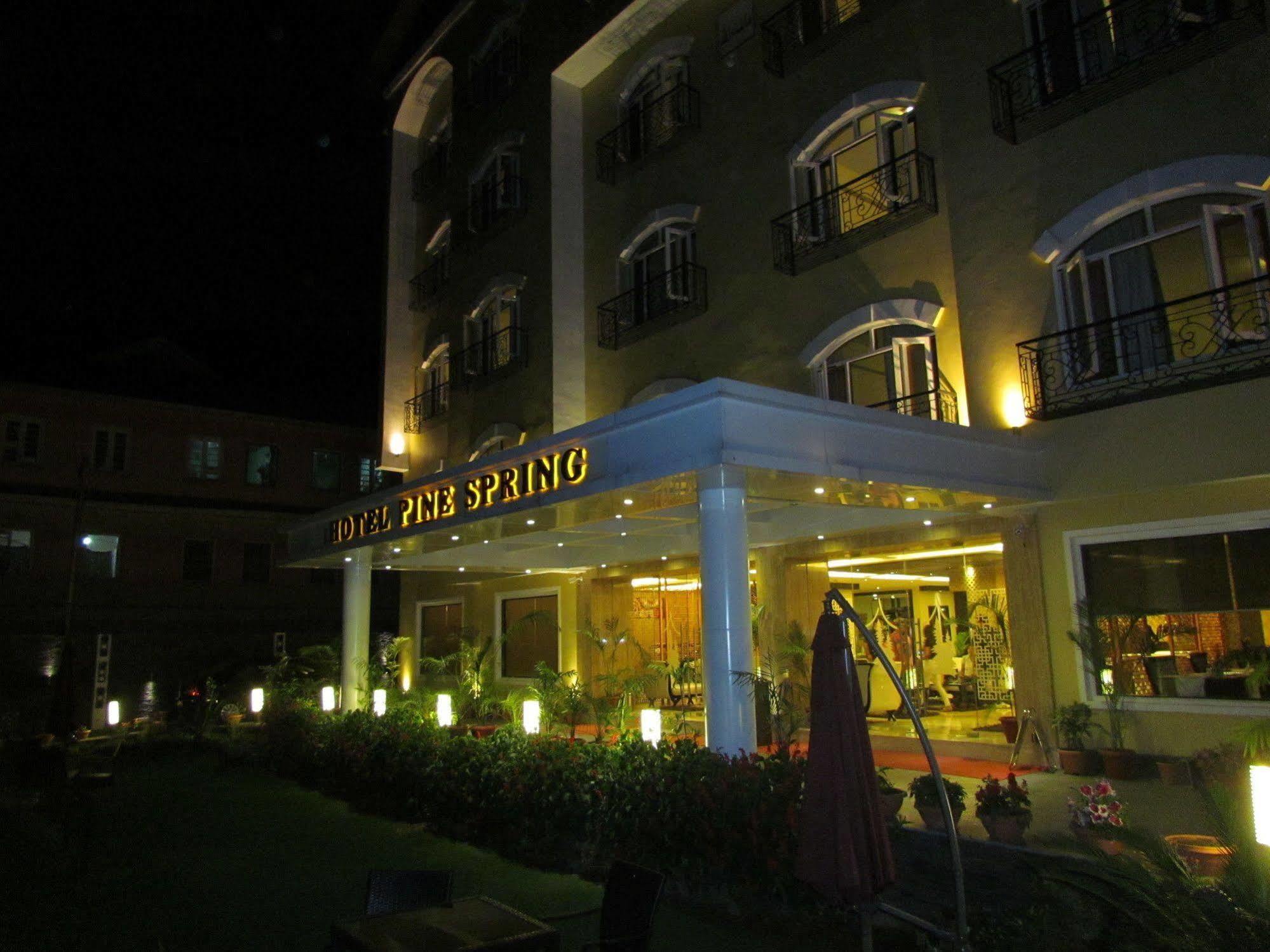 Hotel Pine Spring Wazir Bagh Srīnagar Kültér fotó