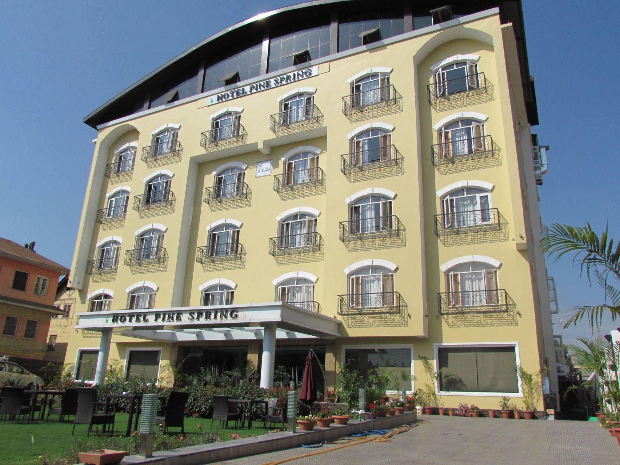 Hotel Pine Spring Wazir Bagh Srīnagar Kültér fotó