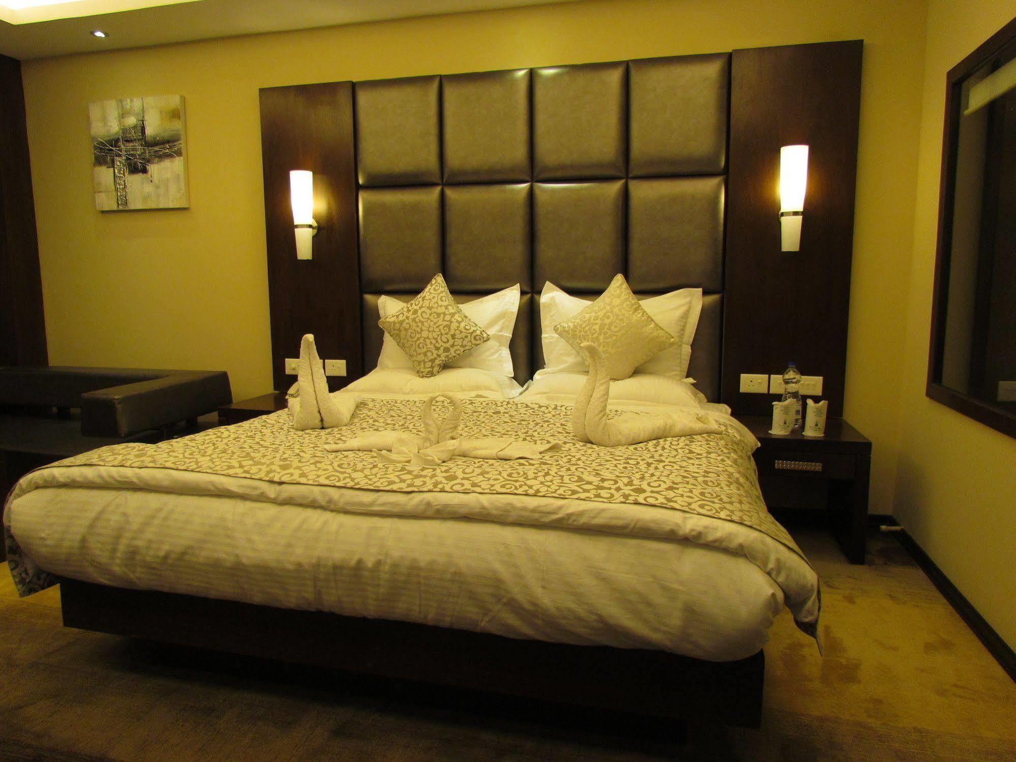 Hotel Pine Spring Wazir Bagh Srīnagar Kültér fotó