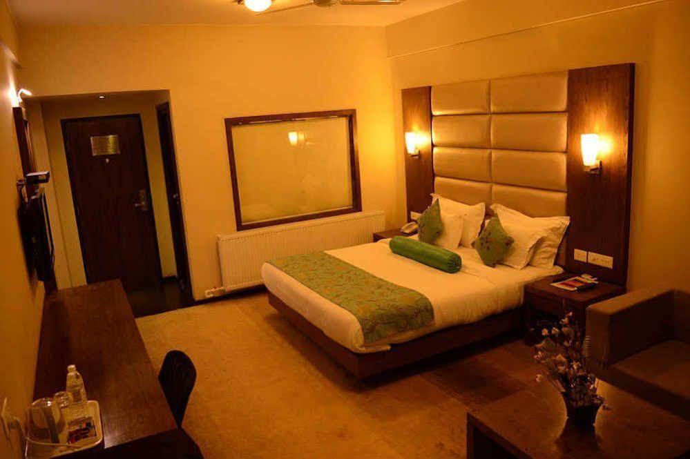 Hotel Pine Spring Wazir Bagh Srīnagar Kültér fotó