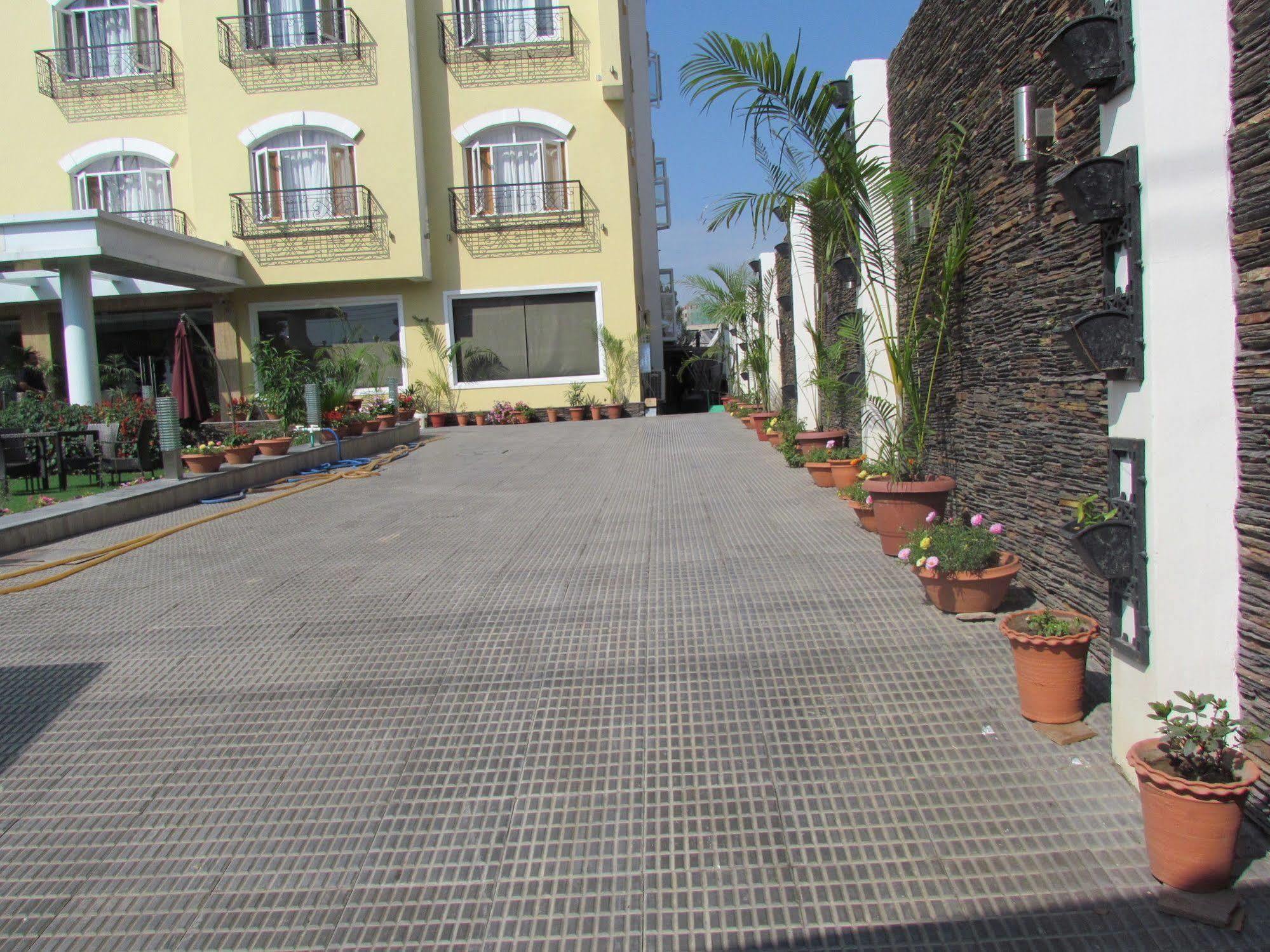 Hotel Pine Spring Wazir Bagh Srīnagar Kültér fotó