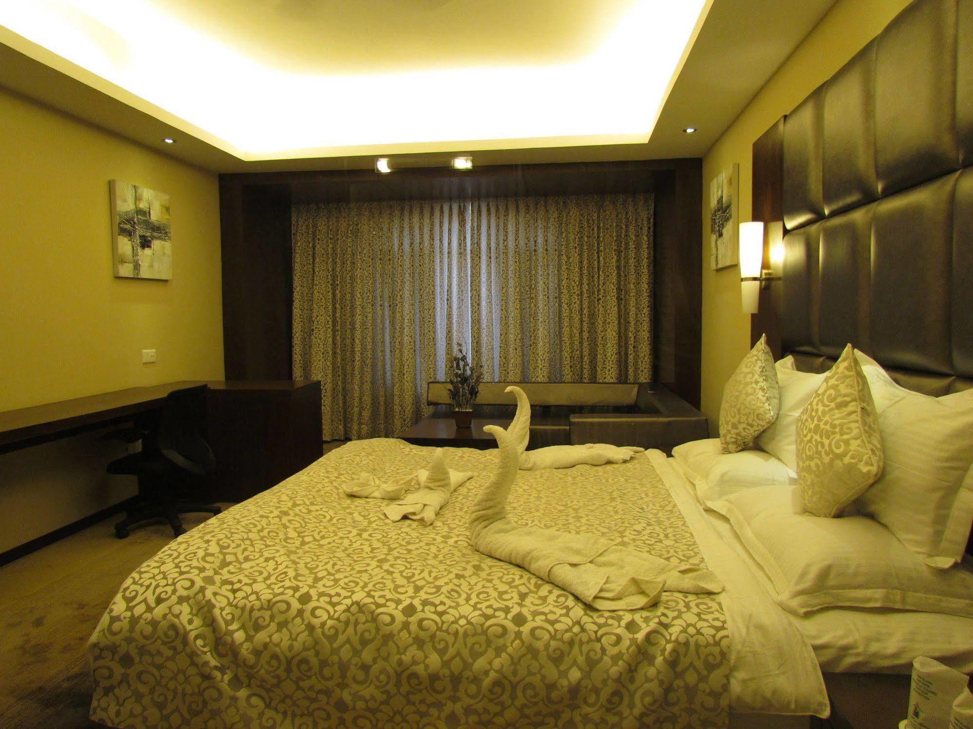 Hotel Pine Spring Wazir Bagh Srīnagar Kültér fotó