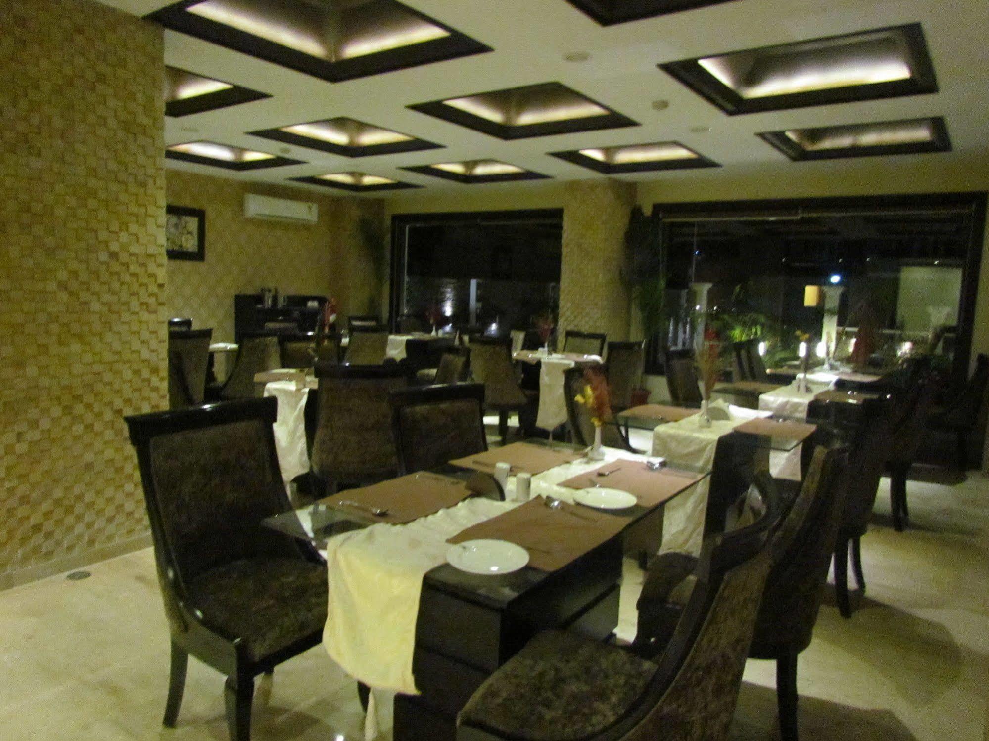 Hotel Pine Spring Wazir Bagh Srīnagar Kültér fotó