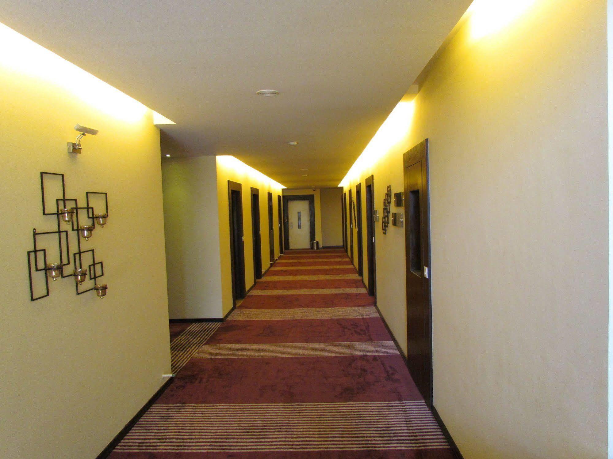 Hotel Pine Spring Wazir Bagh Srīnagar Kültér fotó