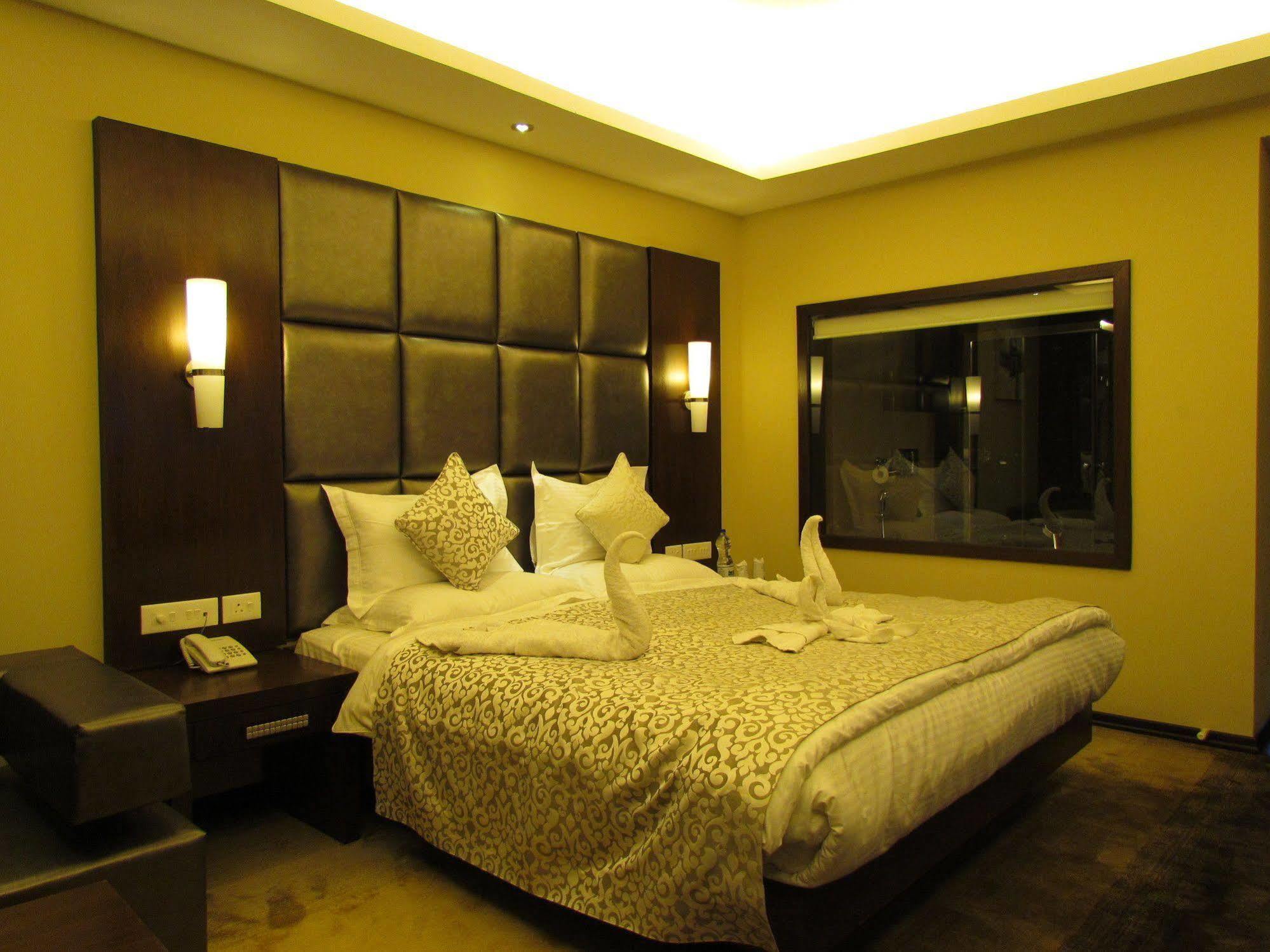 Hotel Pine Spring Wazir Bagh Srīnagar Kültér fotó